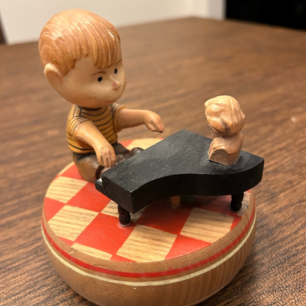 Anri Schroeder at the piano revolving music box